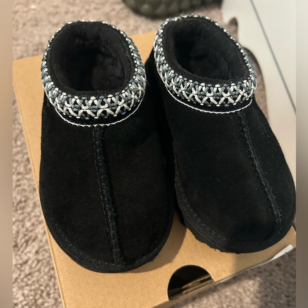 UGG Black Tasman